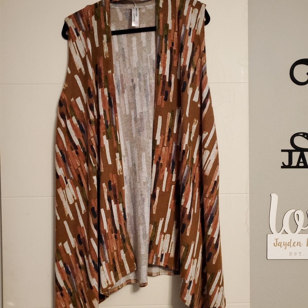 Sleeveless cardigan with true neutral colors
